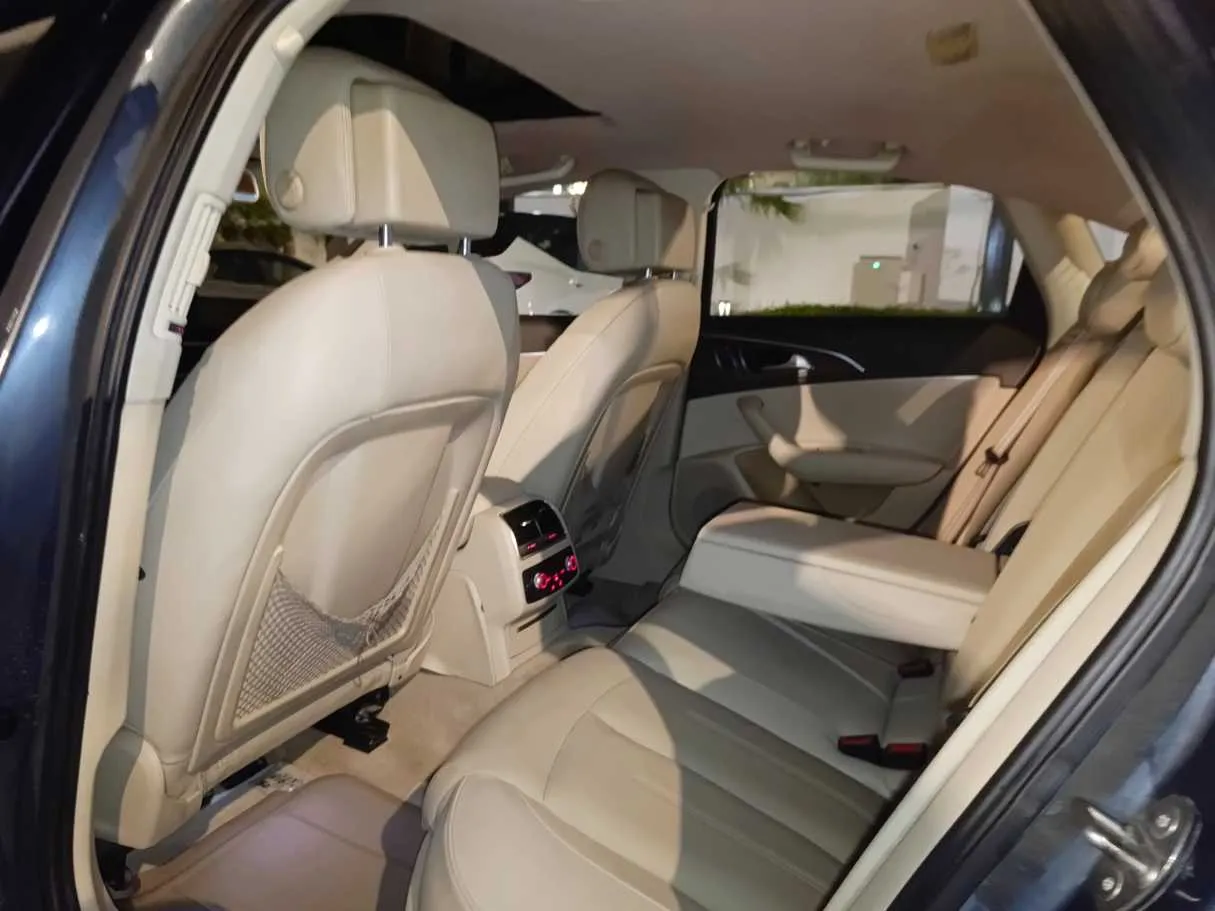Car image 19