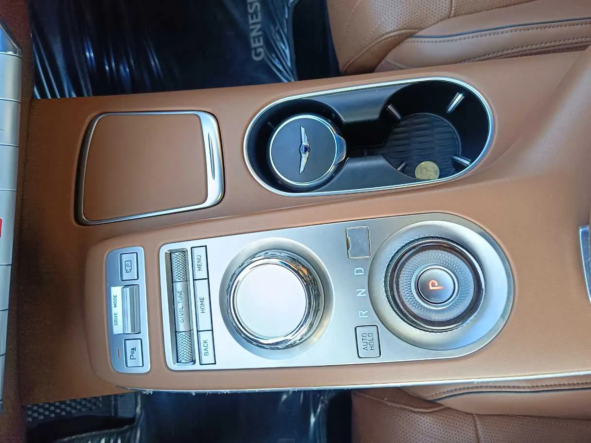 Car image 19