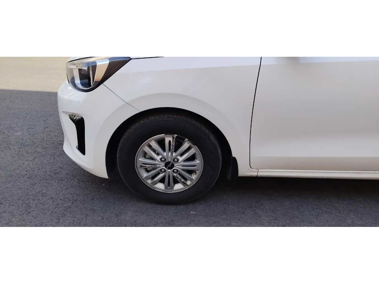 Car image 9