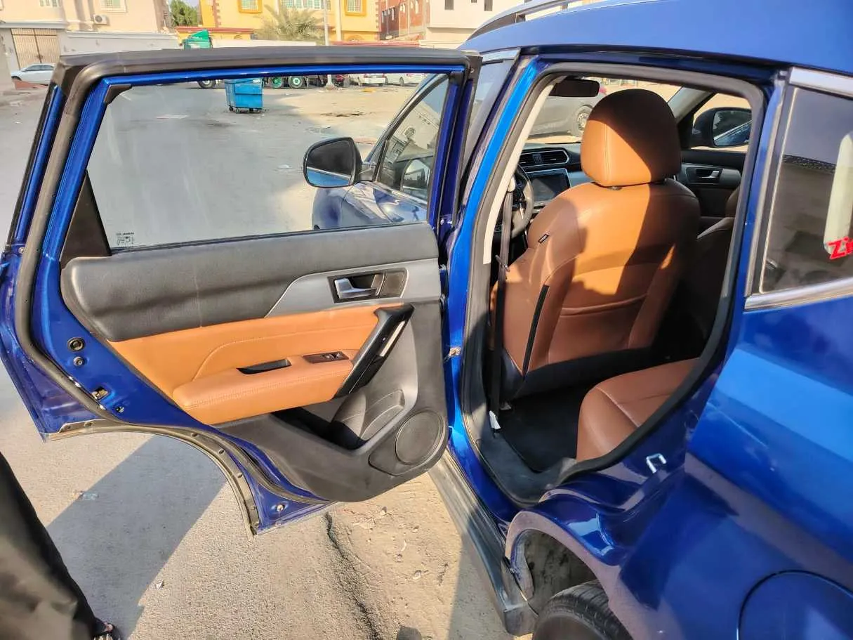 Car image 17