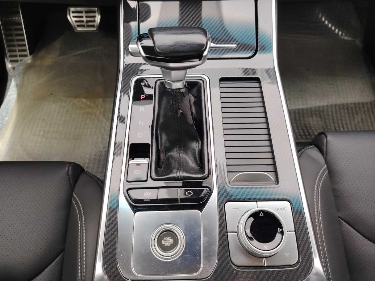 Car image 19
