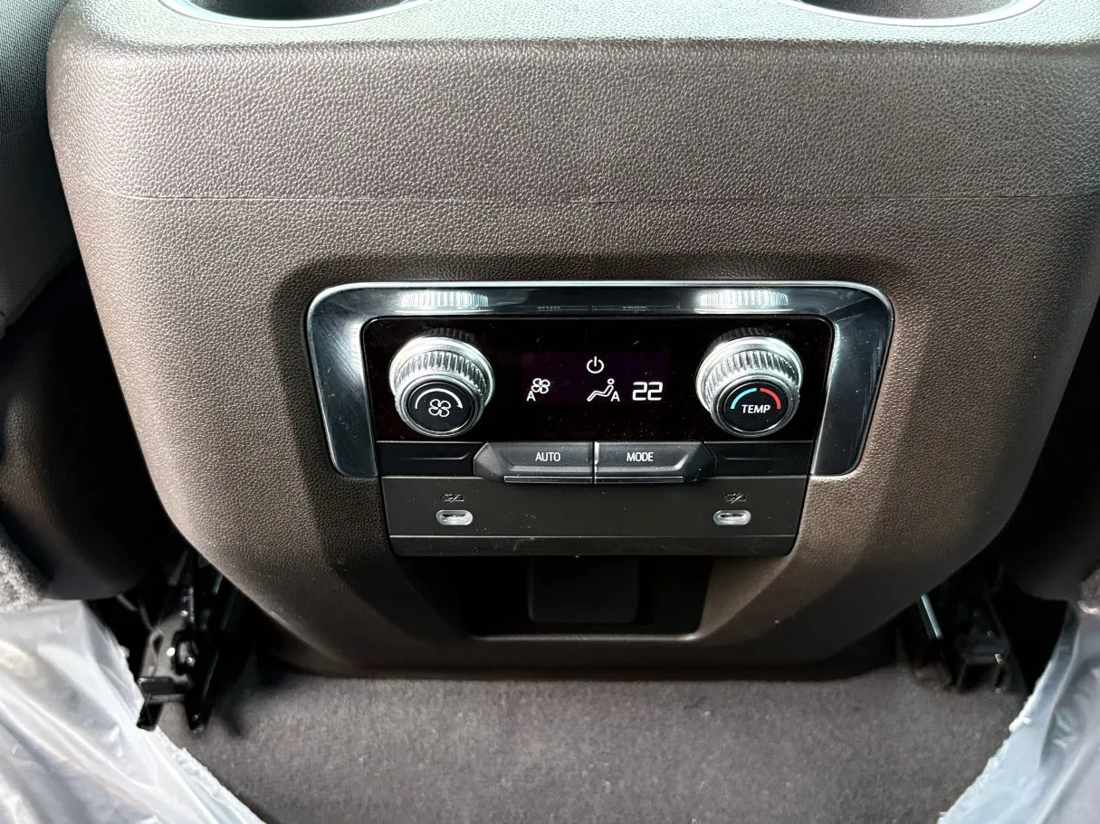 Car image 29