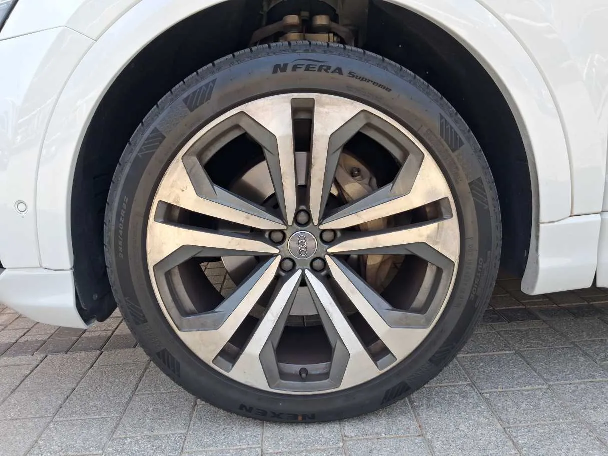 Car image 9