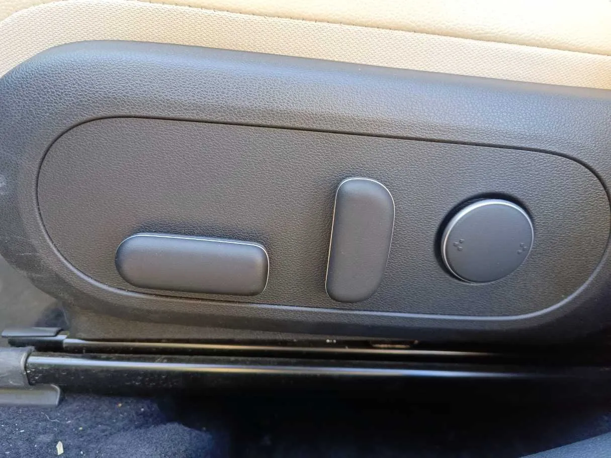 Car image 30