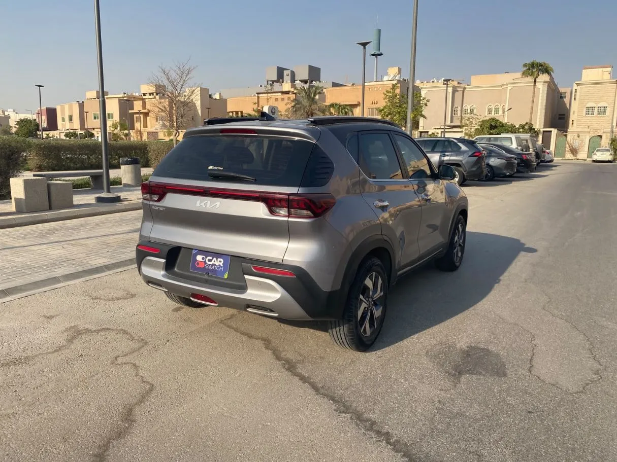 Car image 5