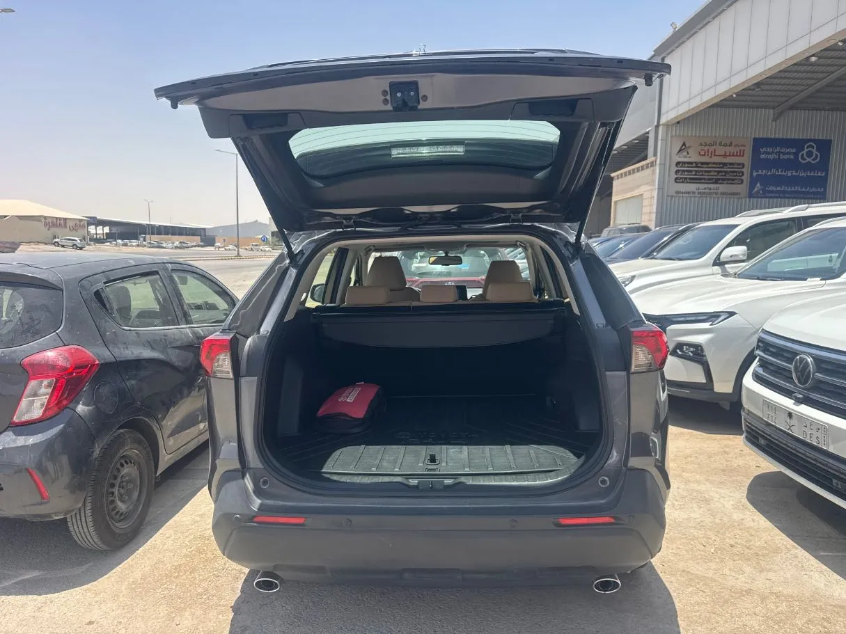 Car image 17