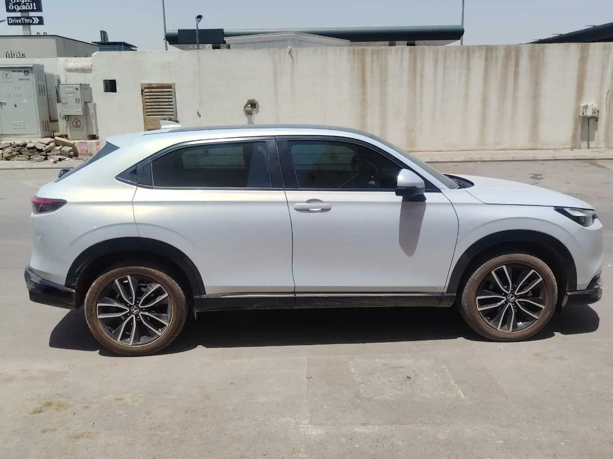 Car image 4