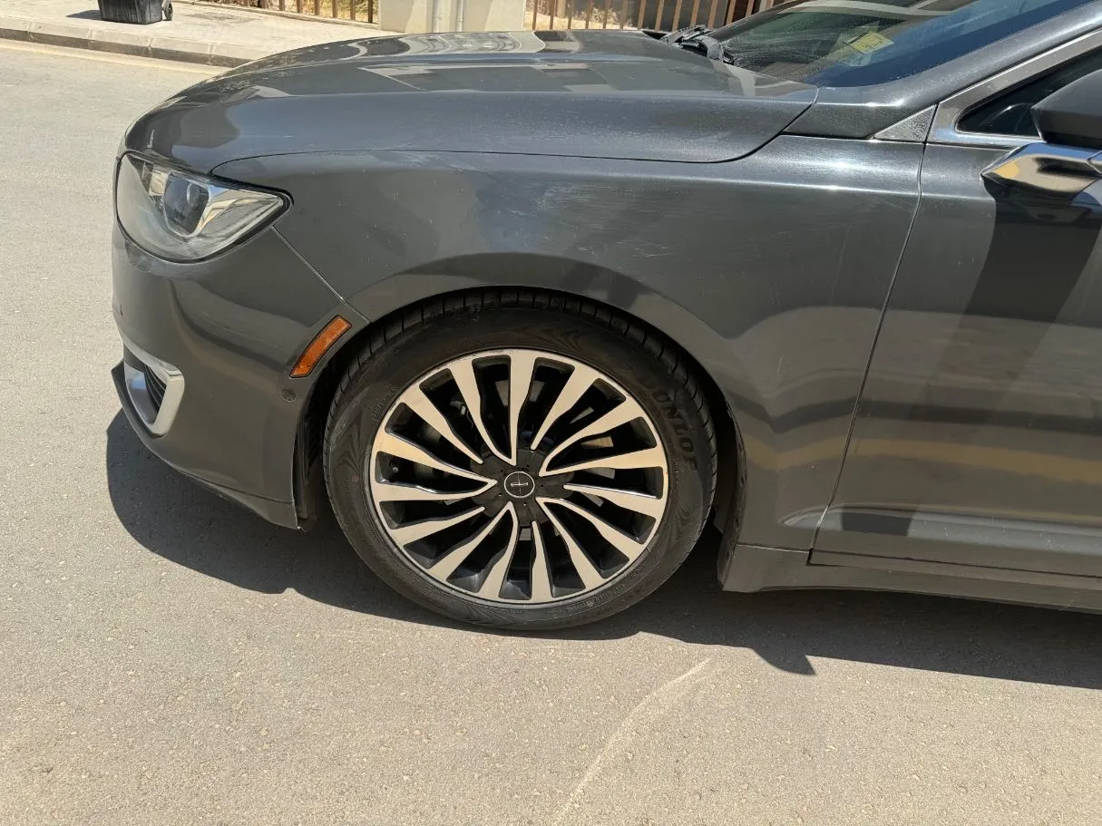 Car image 9