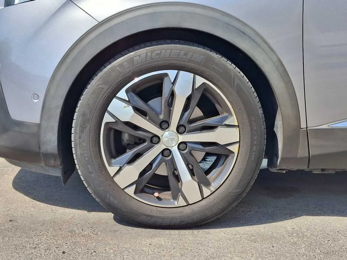 Car image 9