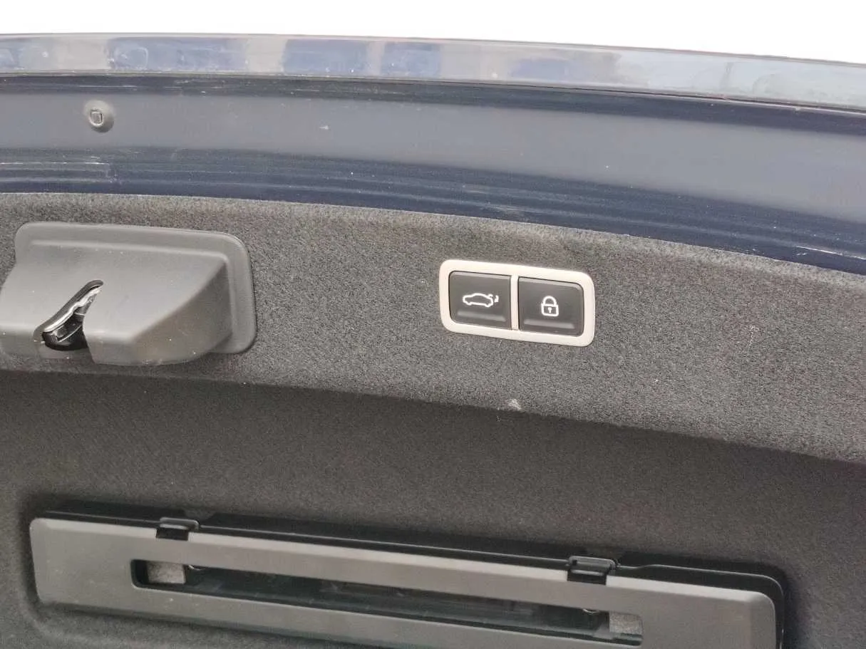 Car image 36