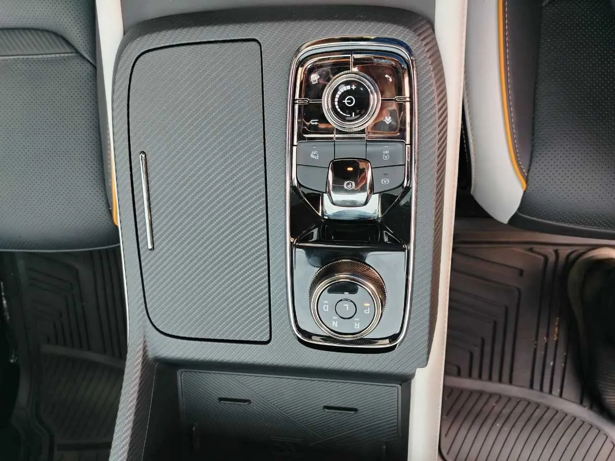 Car image 24