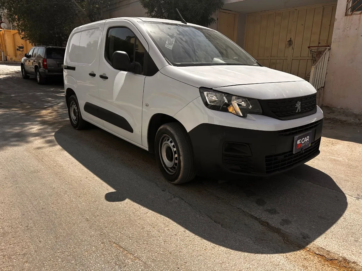 Car image 3