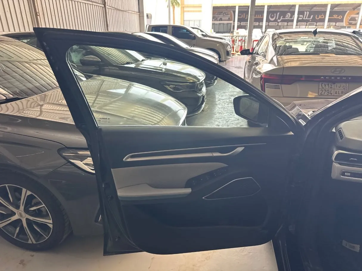 Car image 7
