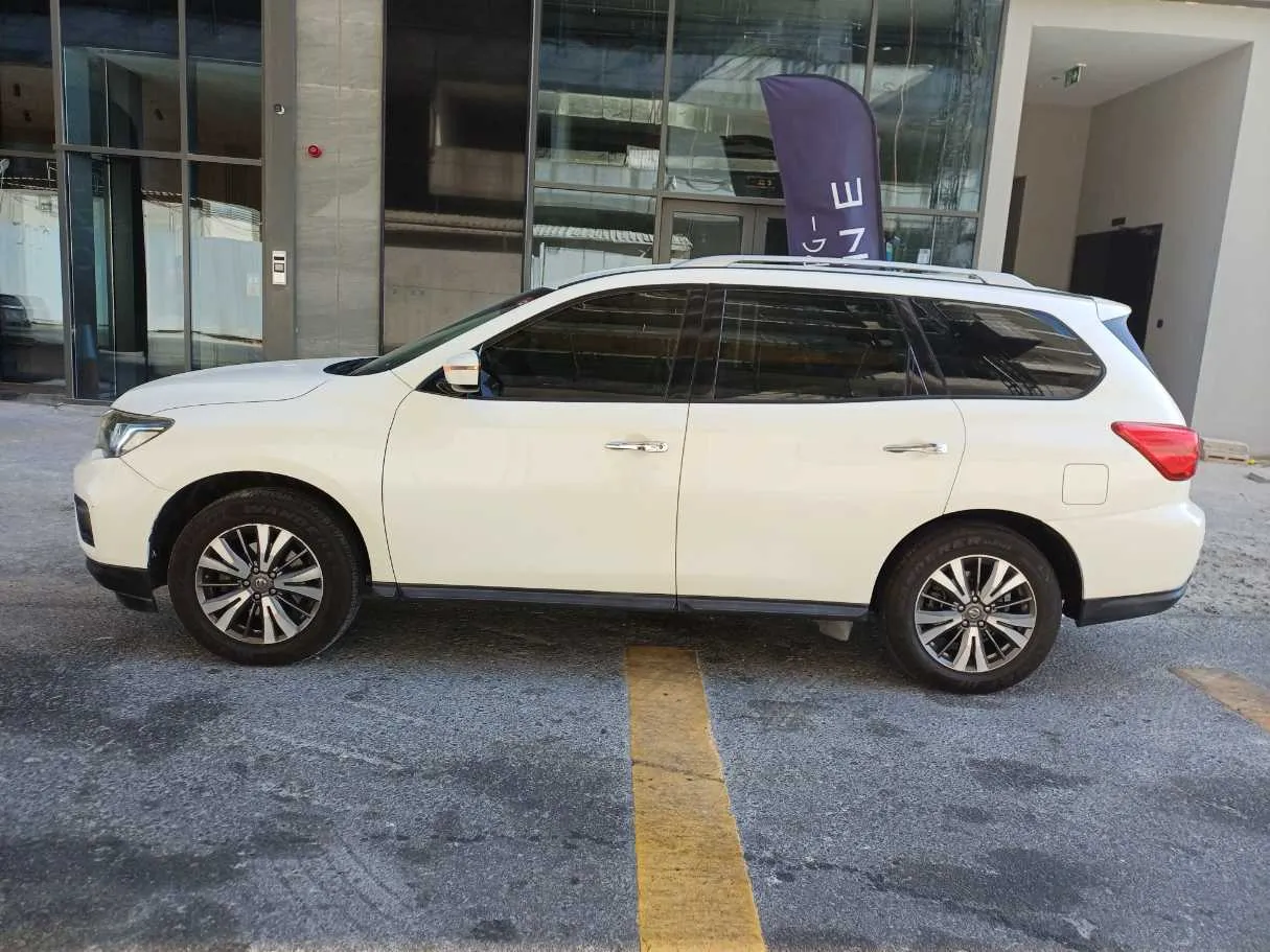 Car image 4