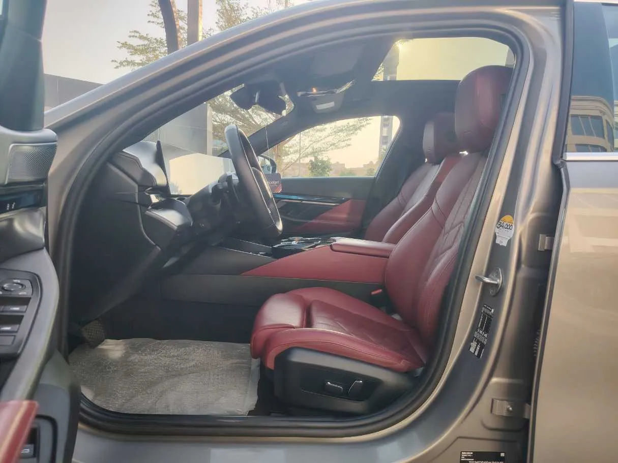 Car image 12