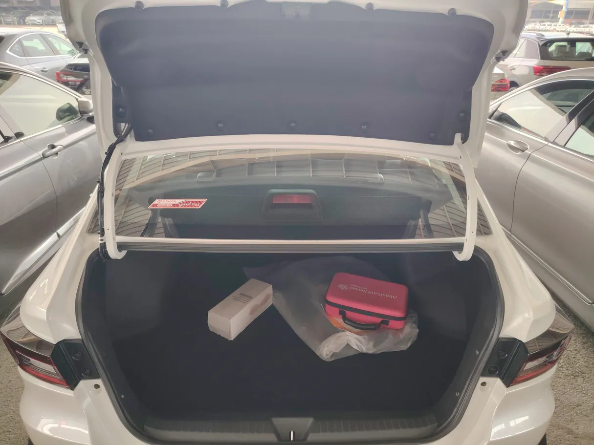 Car image 27