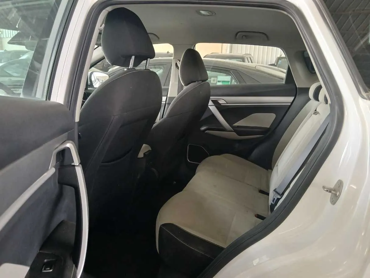 Car image 14