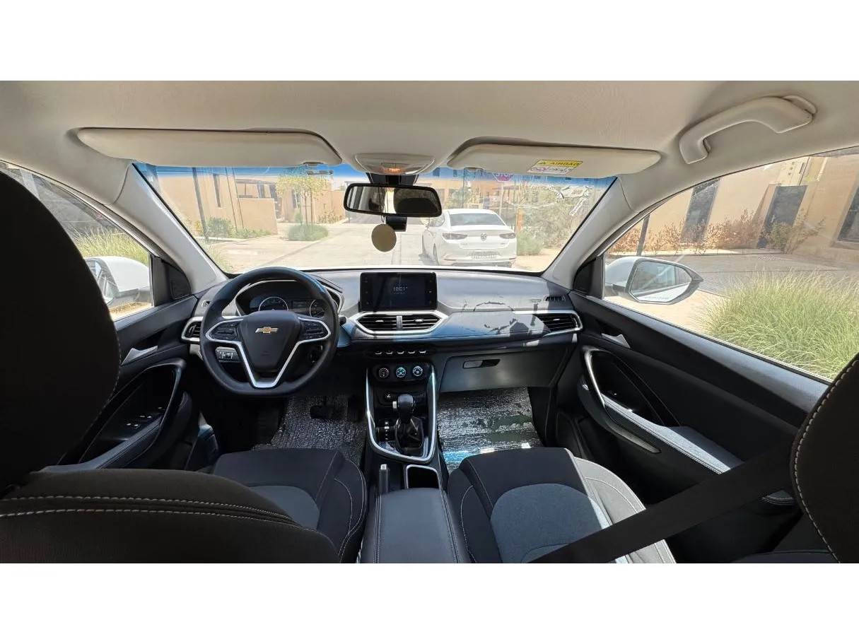 Car image 14