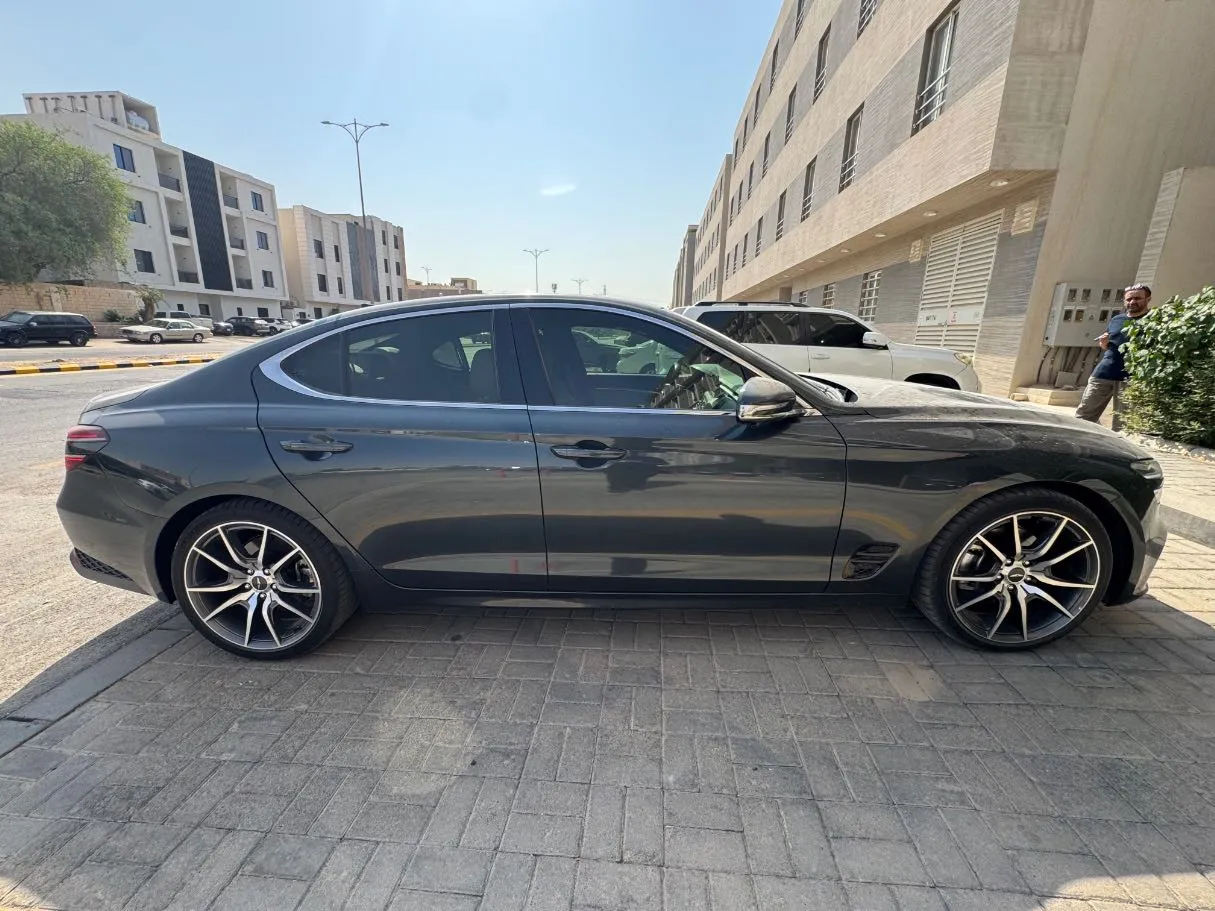 Car image 4