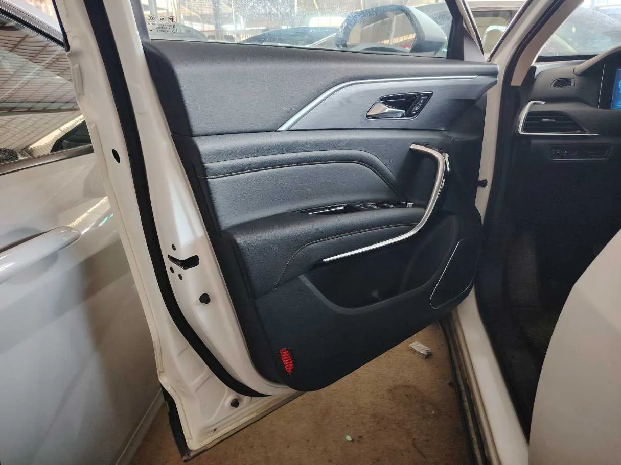 Car image 12