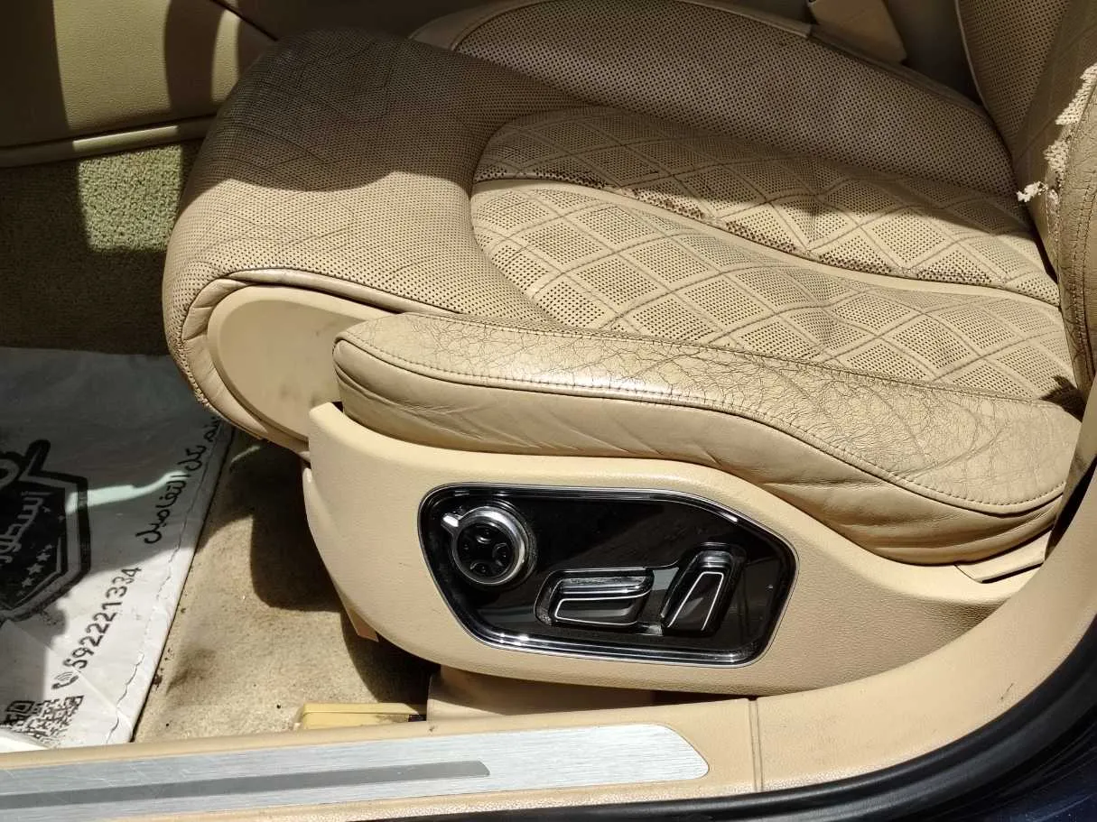 Car image 30