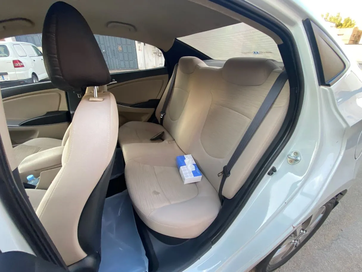 Car image 13
