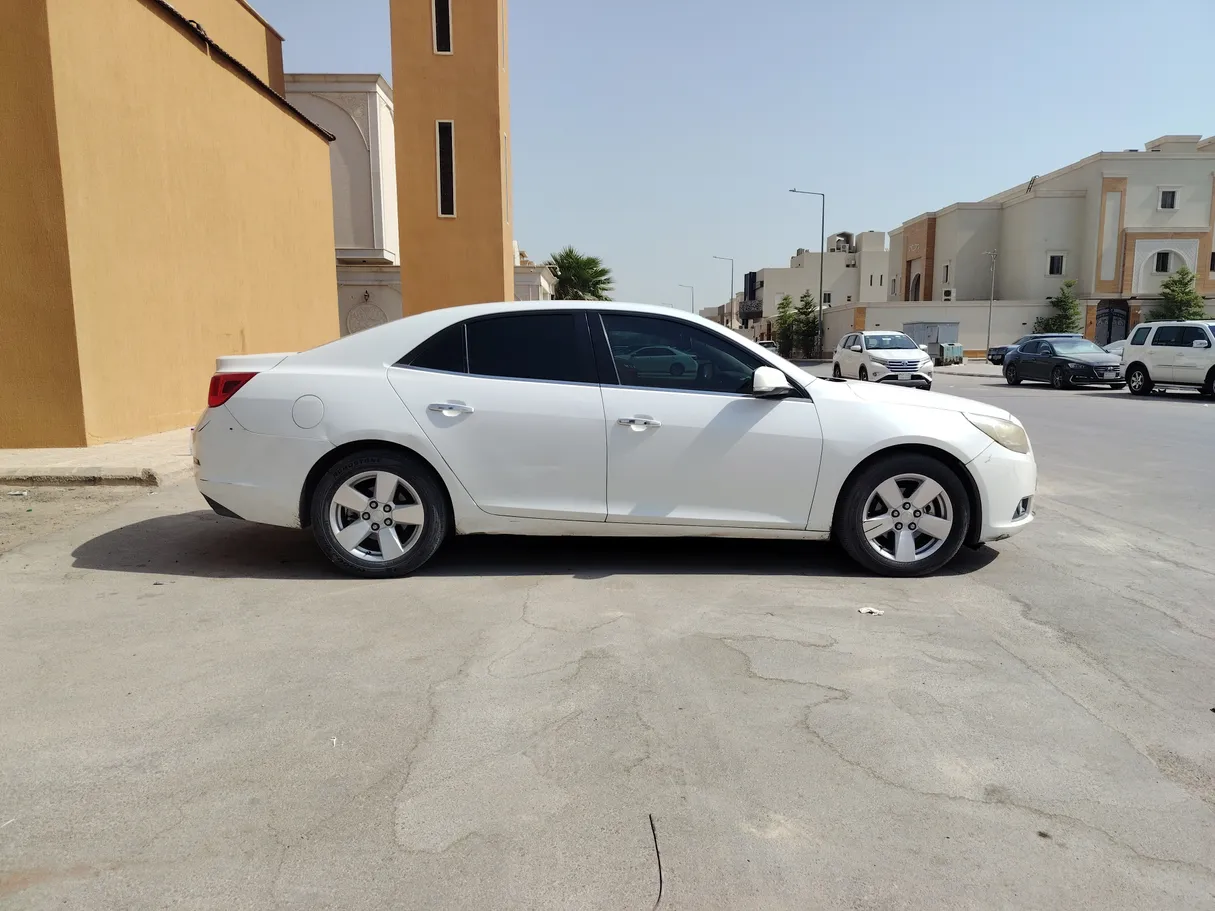 Car image 4