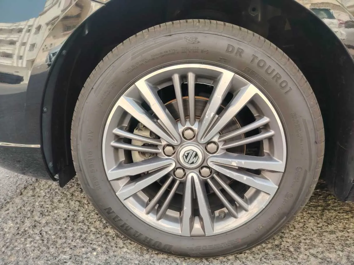 Car image 10