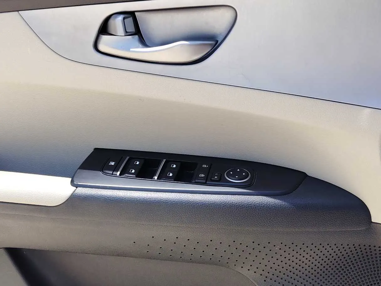 Car image 29