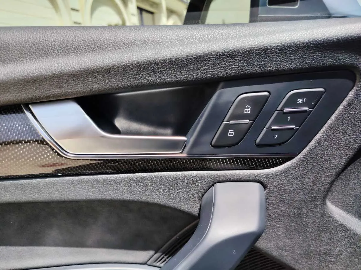 Car image 30