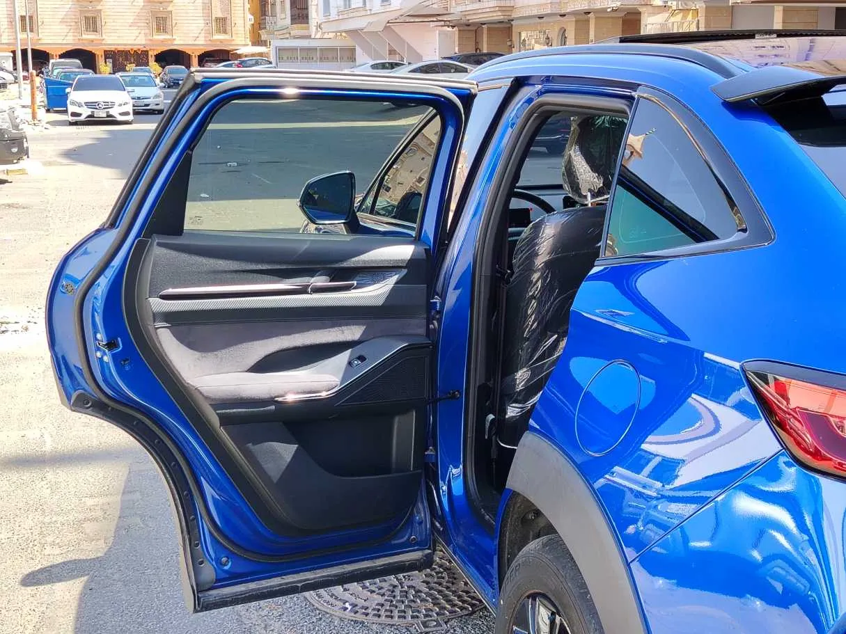 Car image 14
