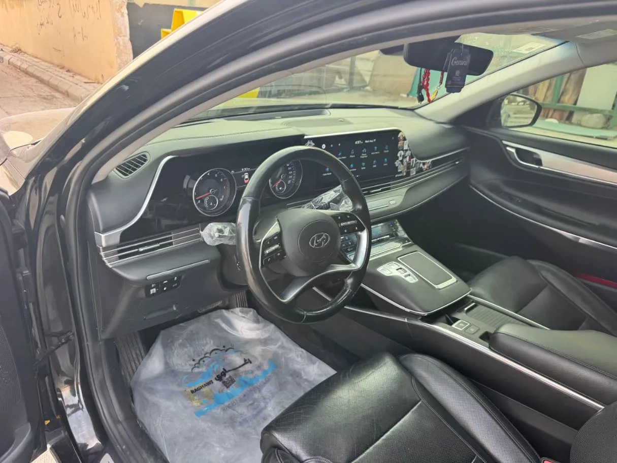 Car image 12