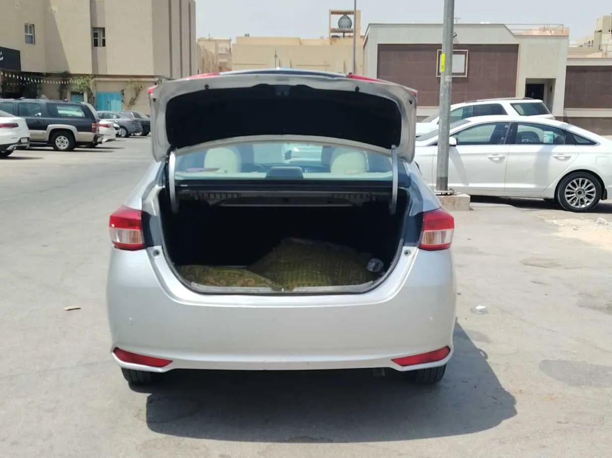 Car image 24