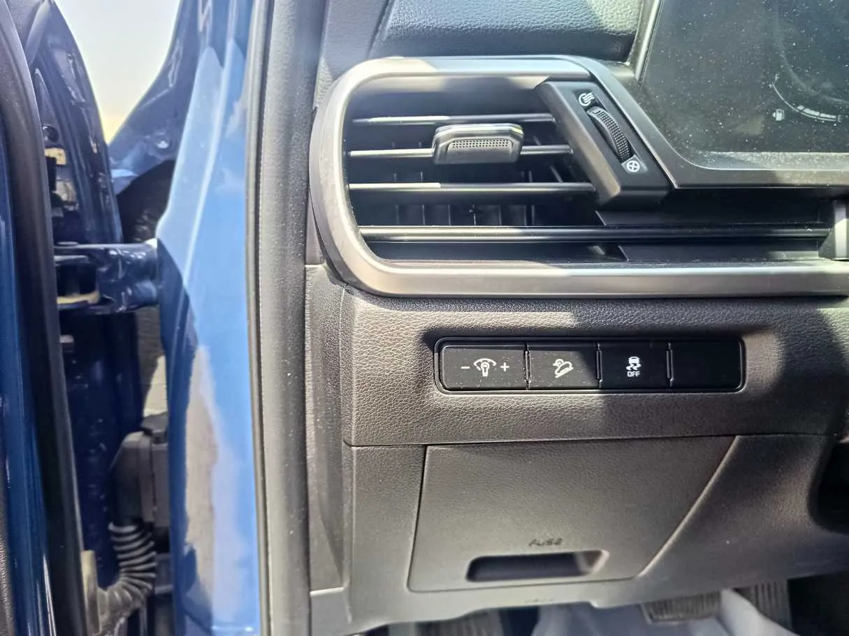 Car image 32
