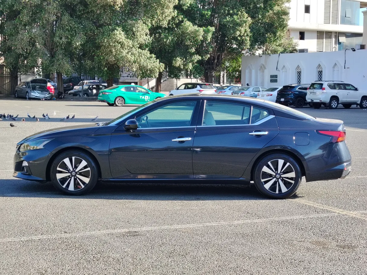 Car image 16