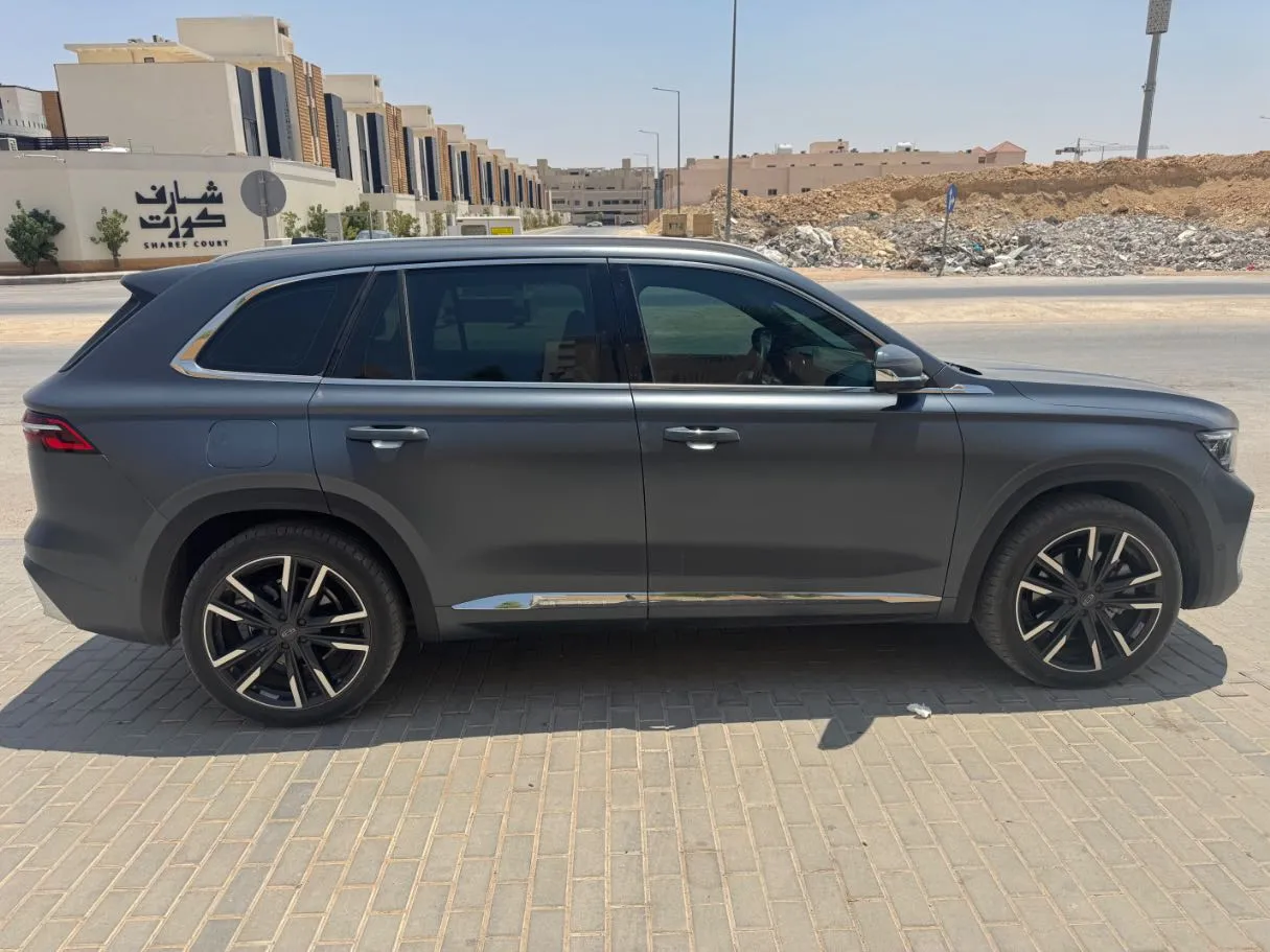 Car image 4