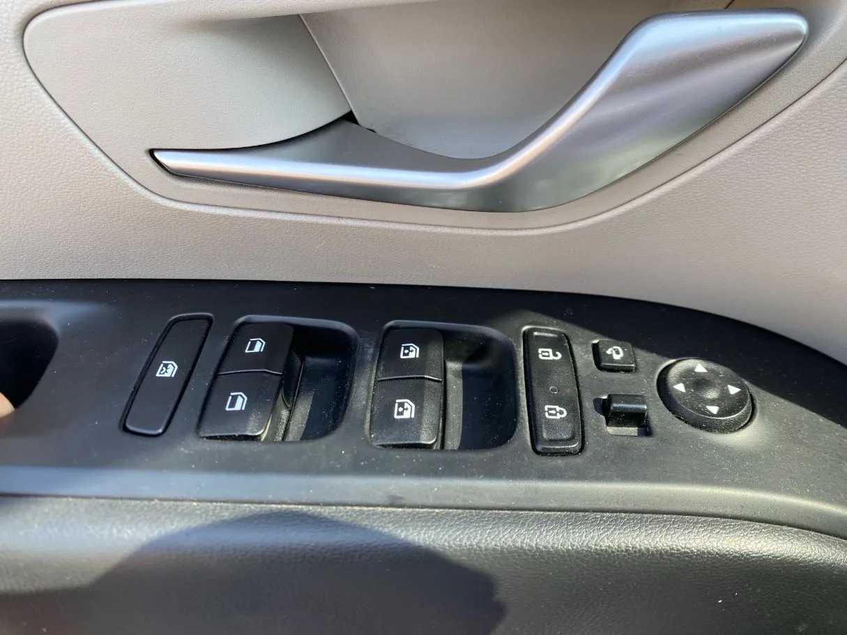 Car image 27
