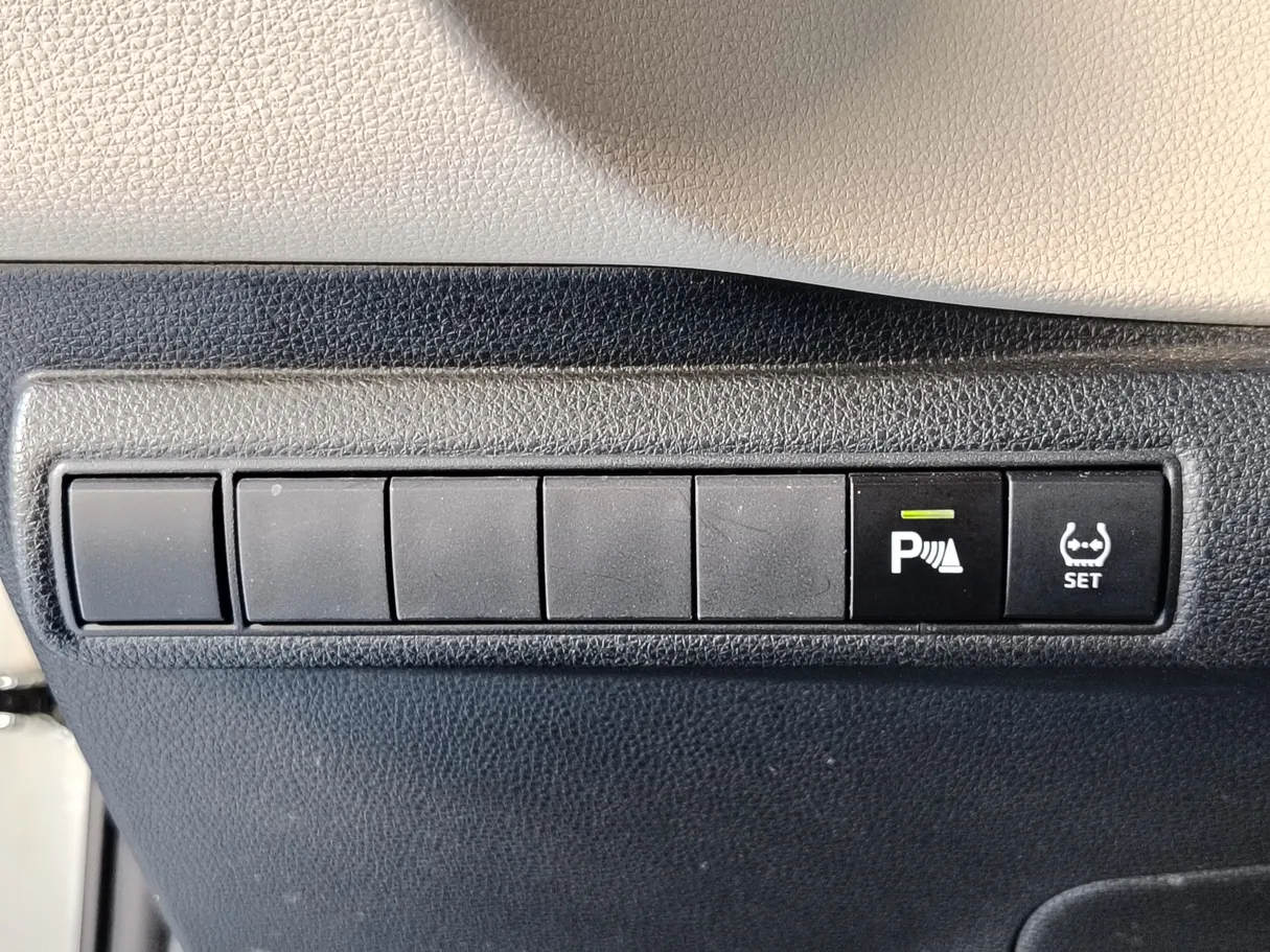 Car image 30