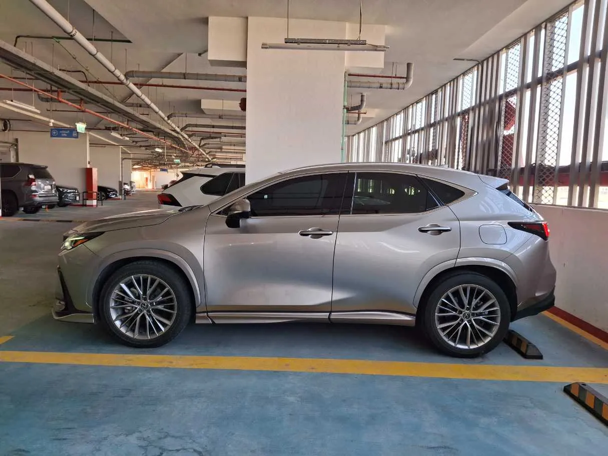 Car image 4