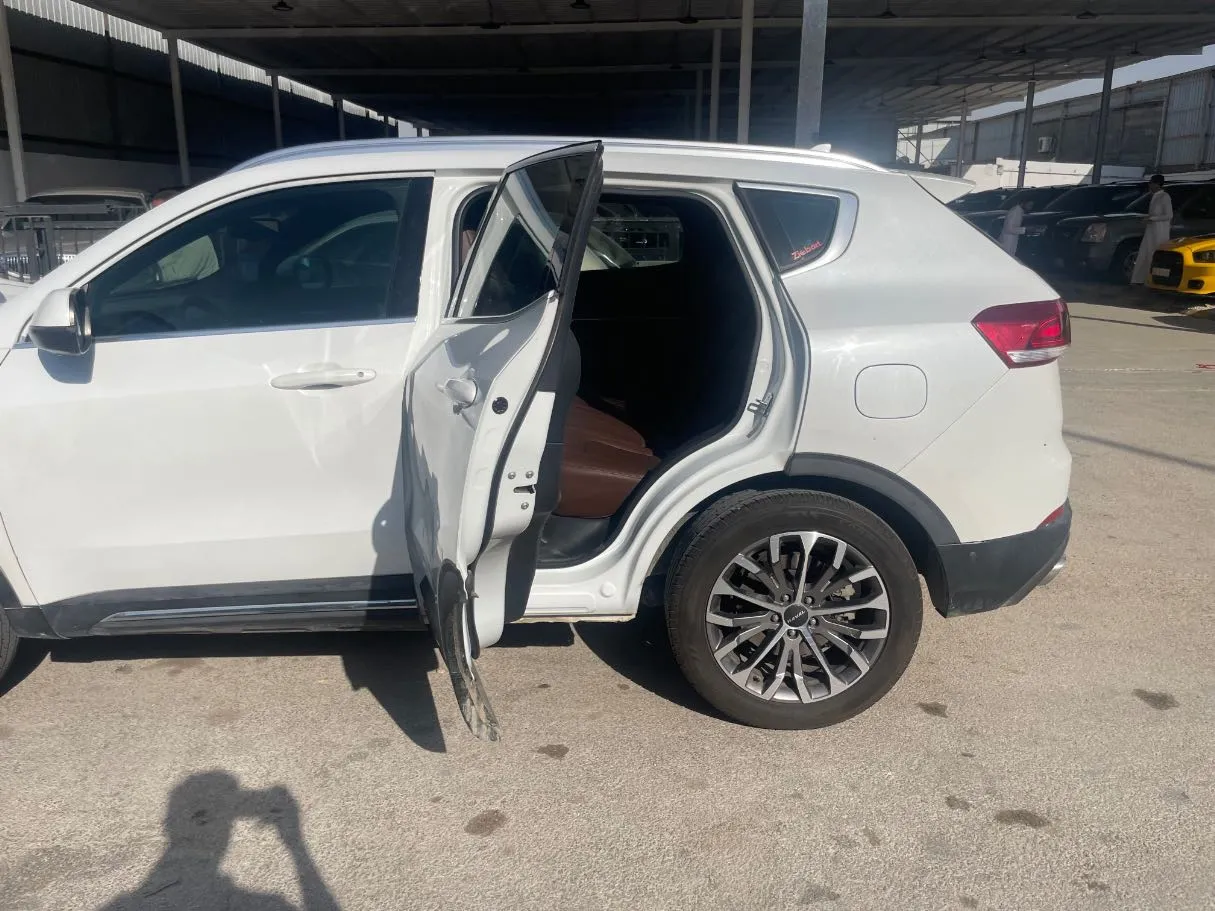 Car image 15