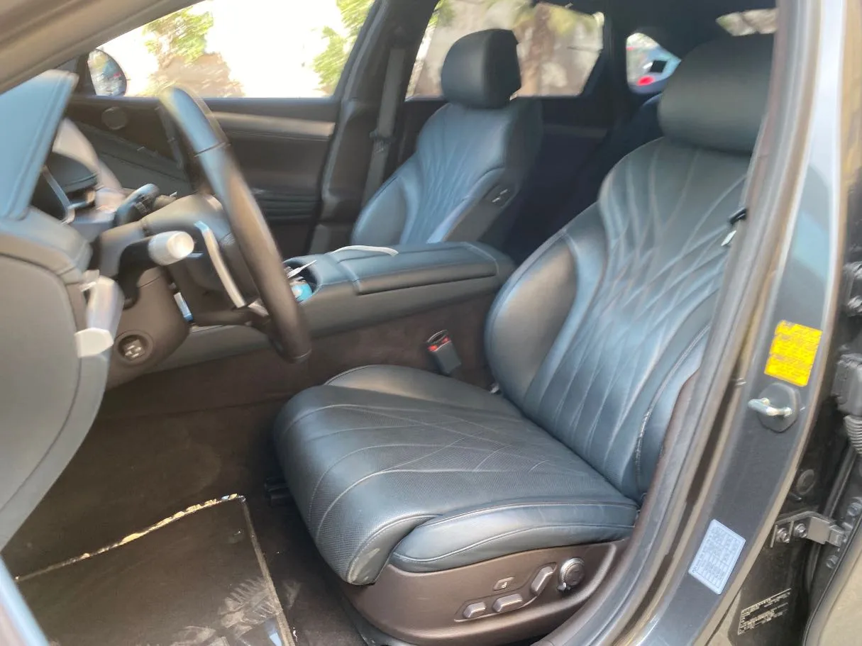 Car image 11