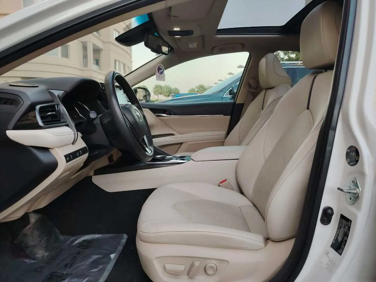 Car image 14