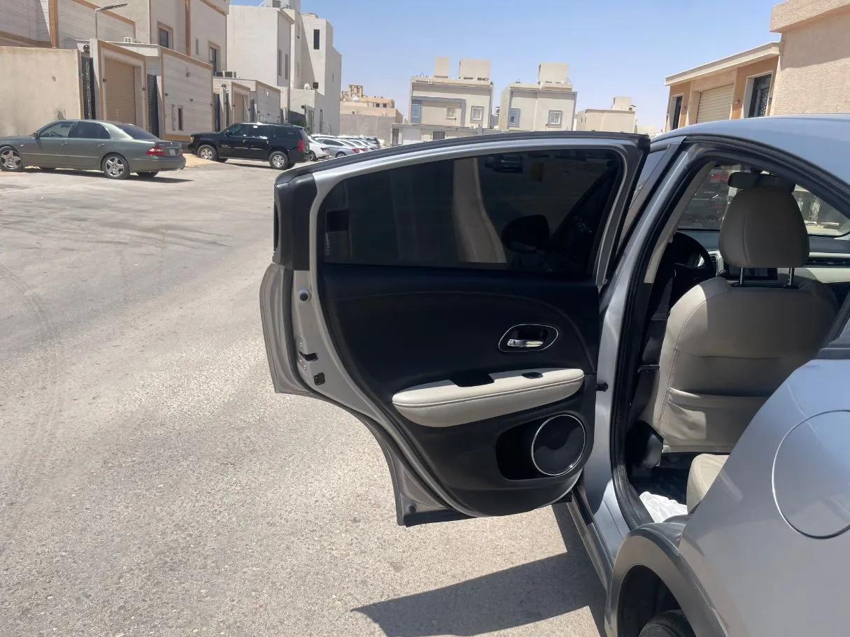 Car image 14