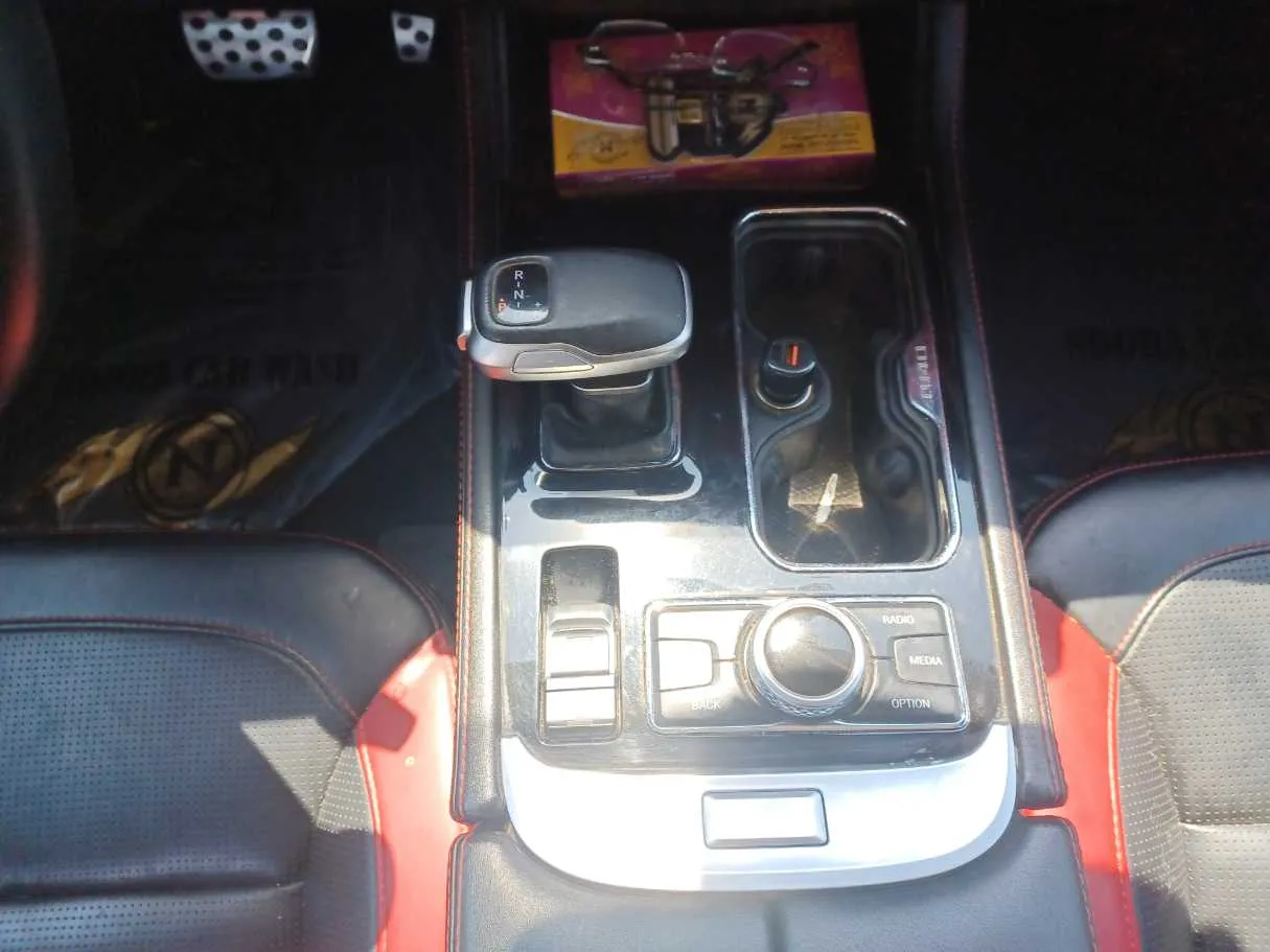 Car image 14