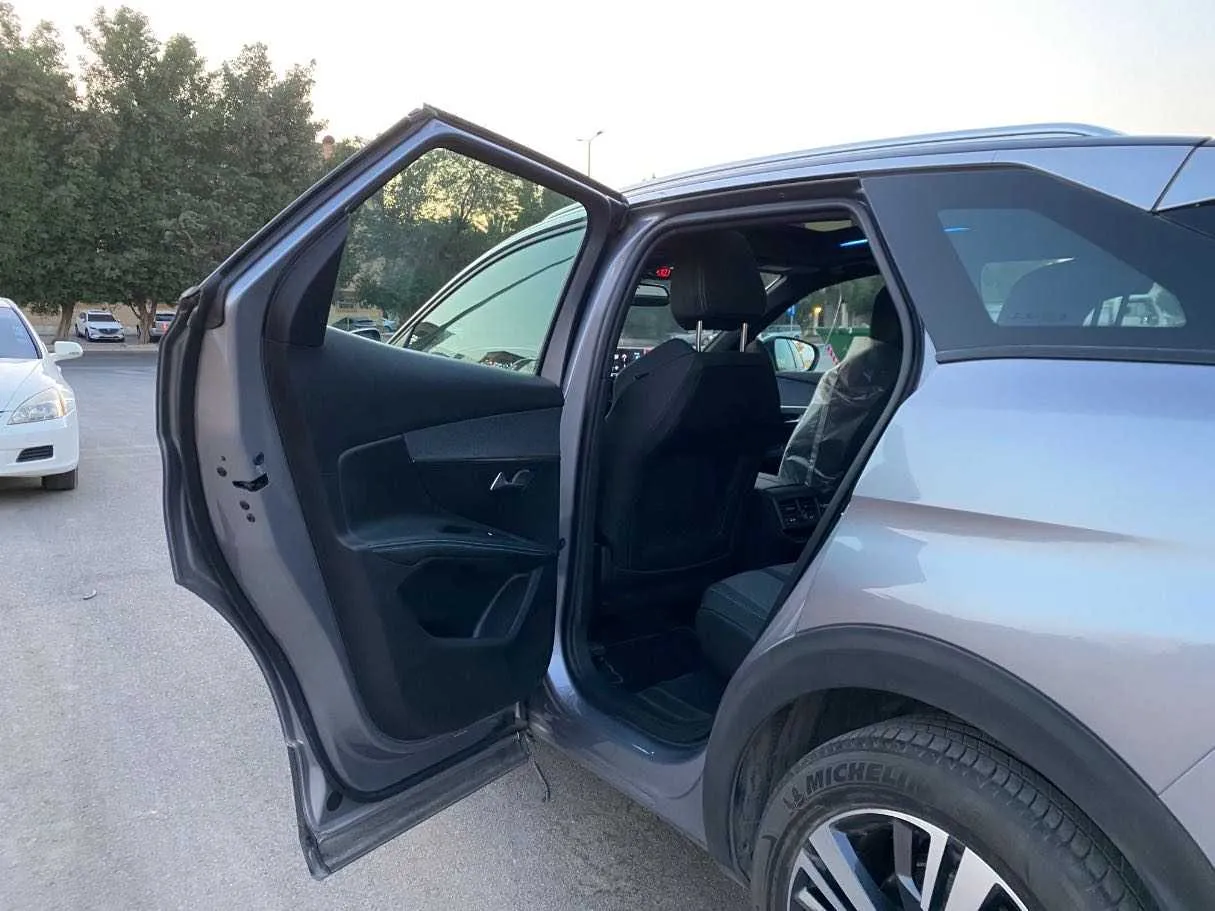 Car image 12