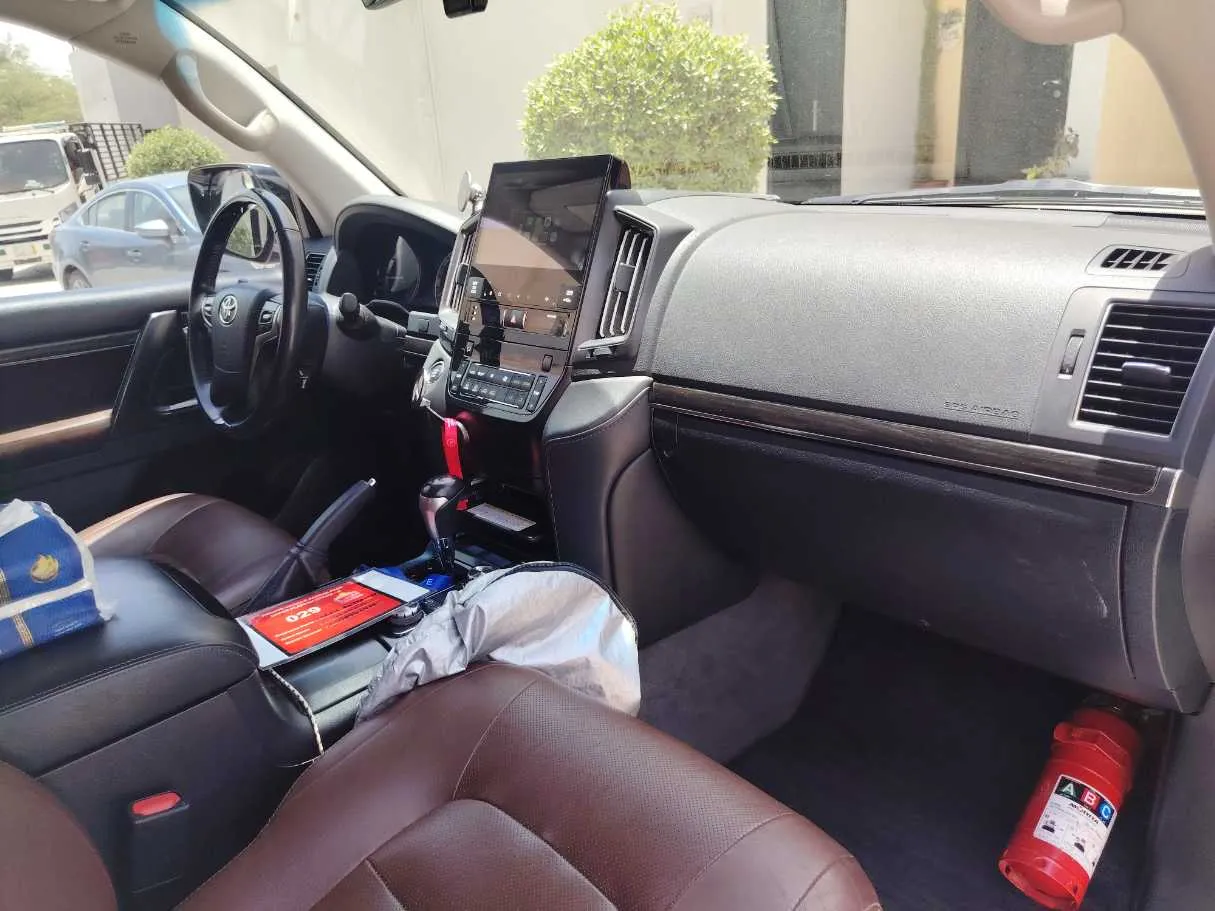 Car image 14