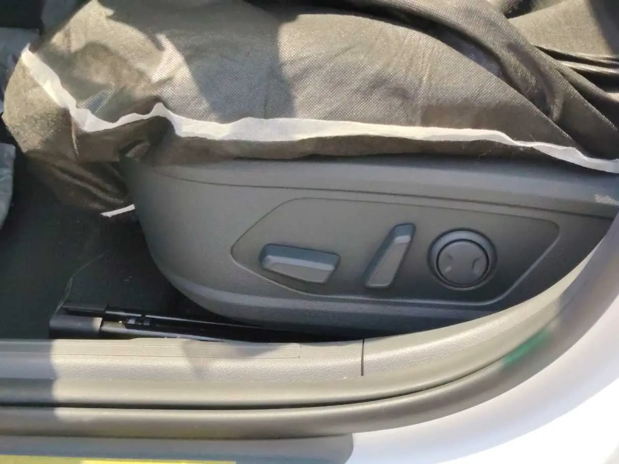 Car image 33