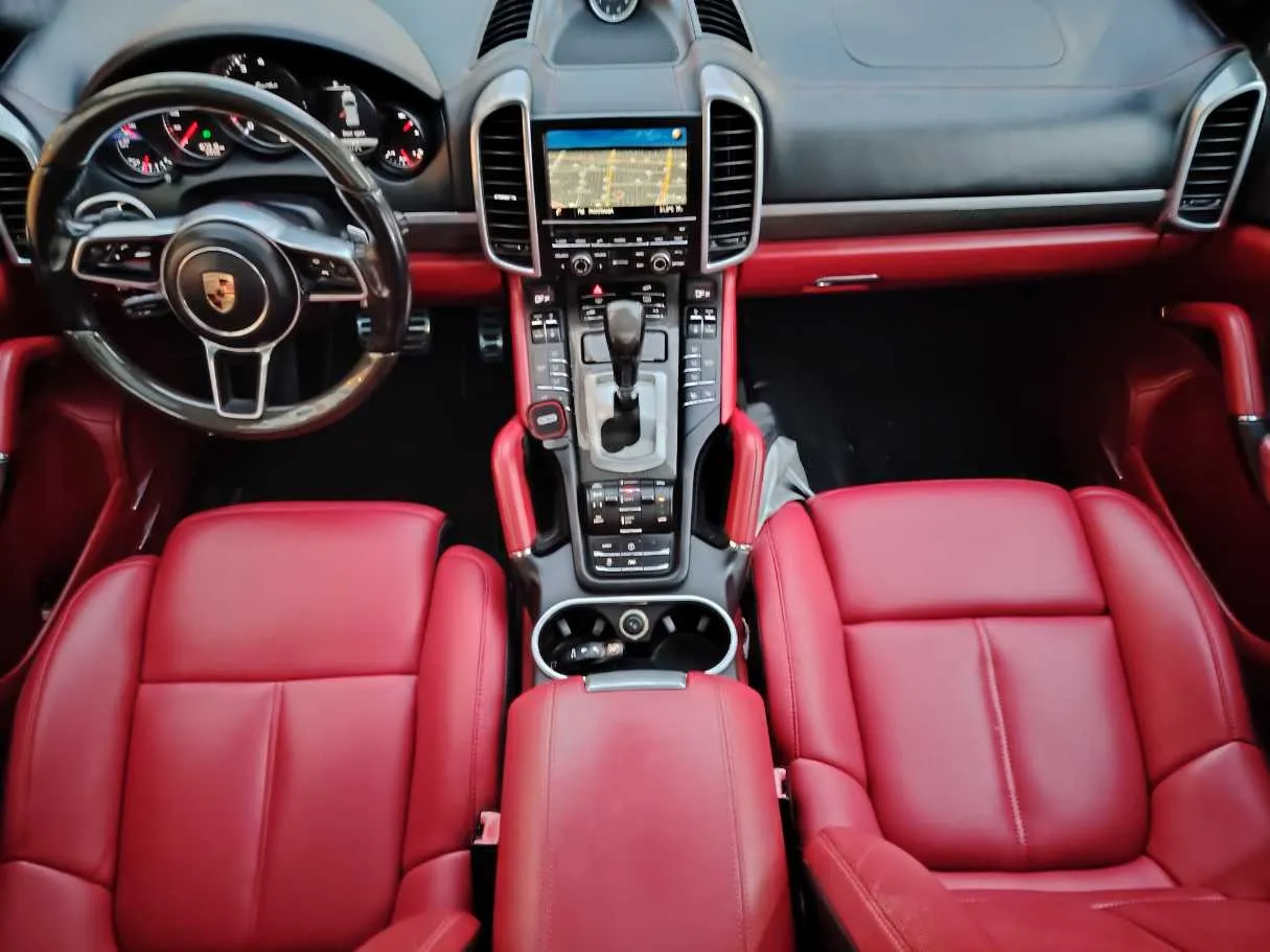 Car image 18