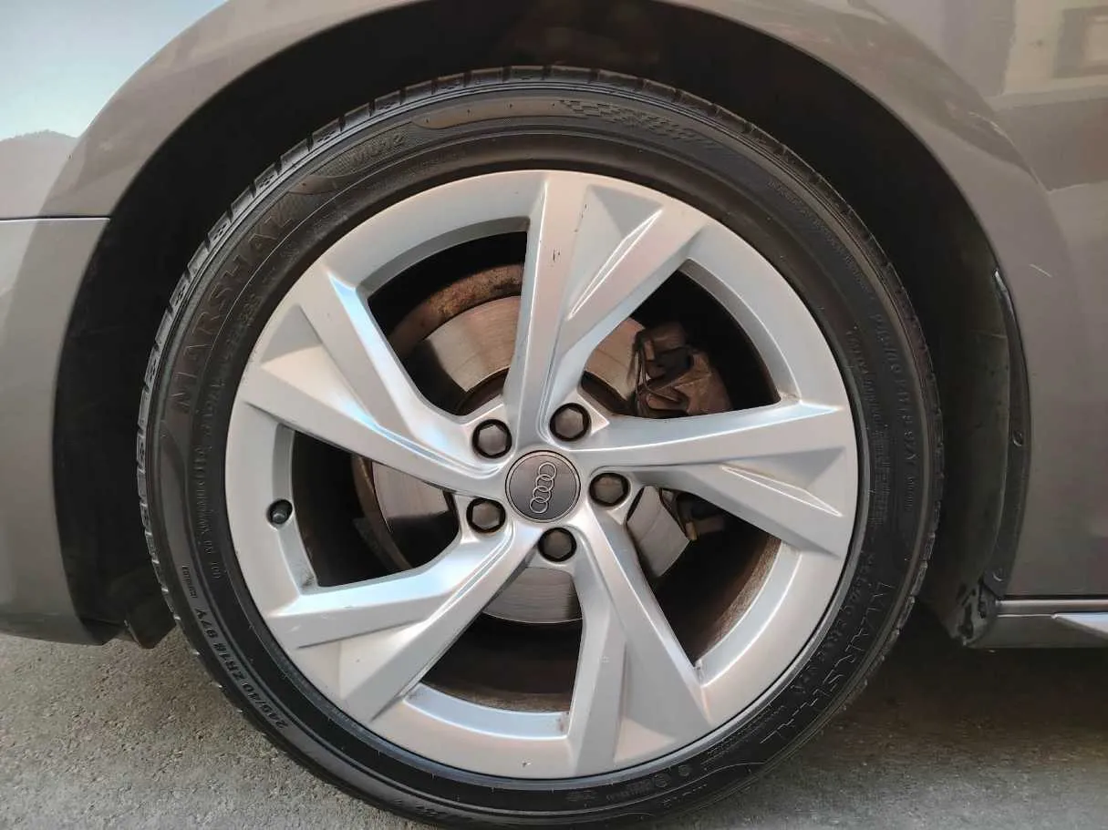 Car image 10
