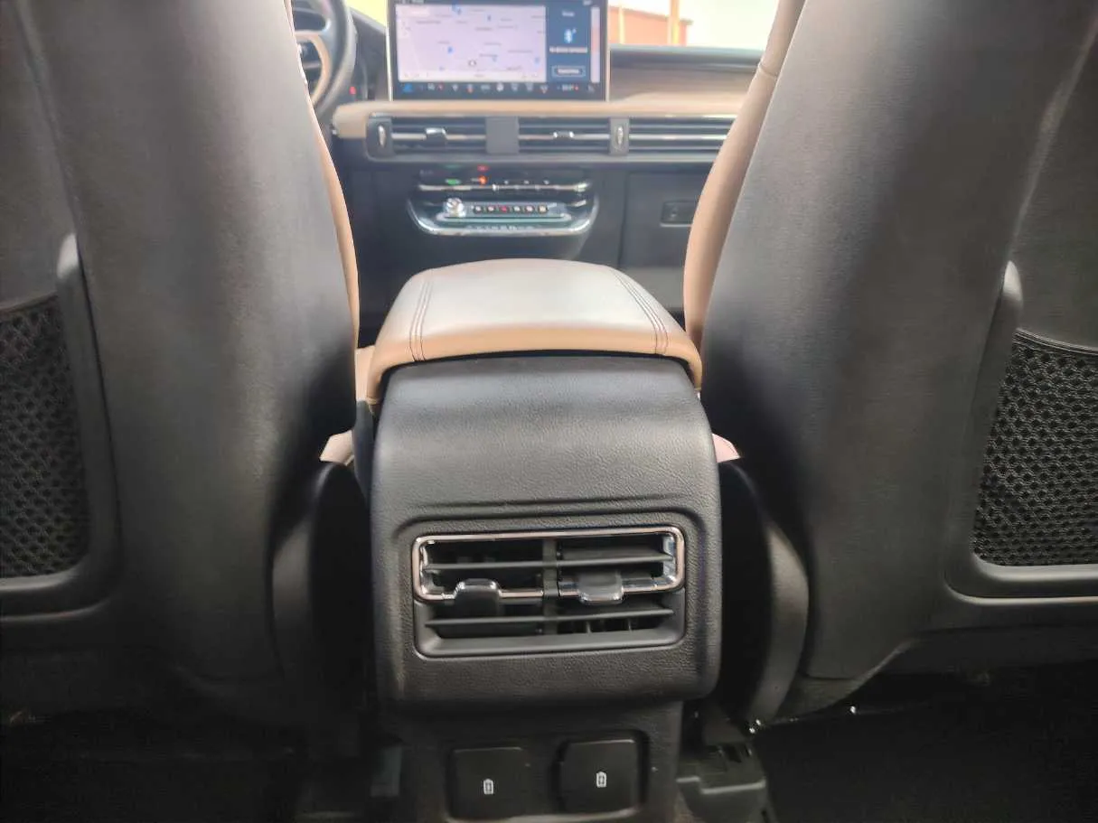 Car image 27